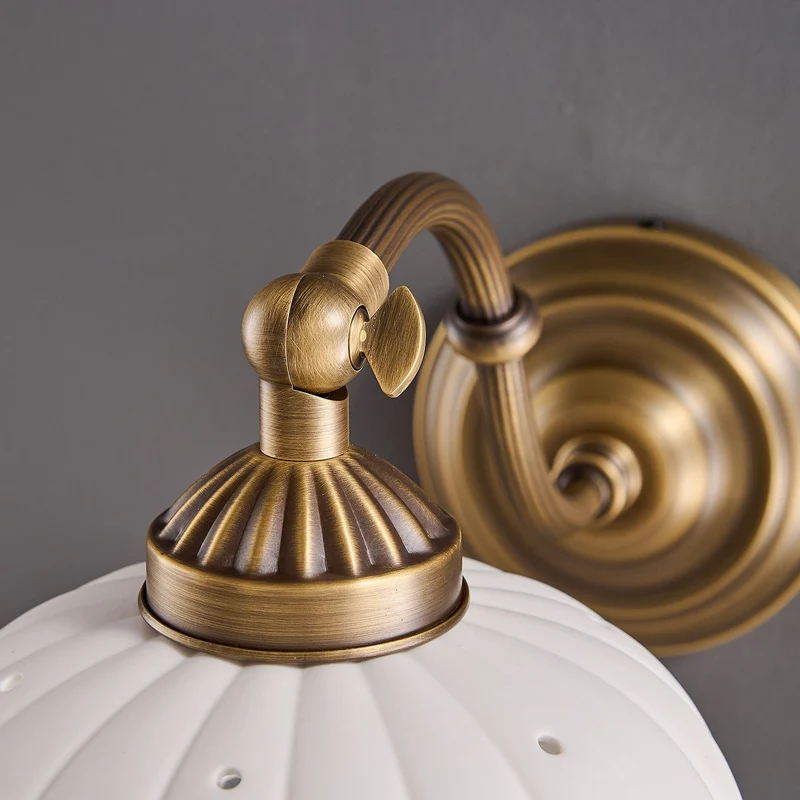 Keramische Wandlamp met Messing Armature | Vintage Victorian Stijl | Antique Brass Finish & Opengewerkte Kap | Sansoti