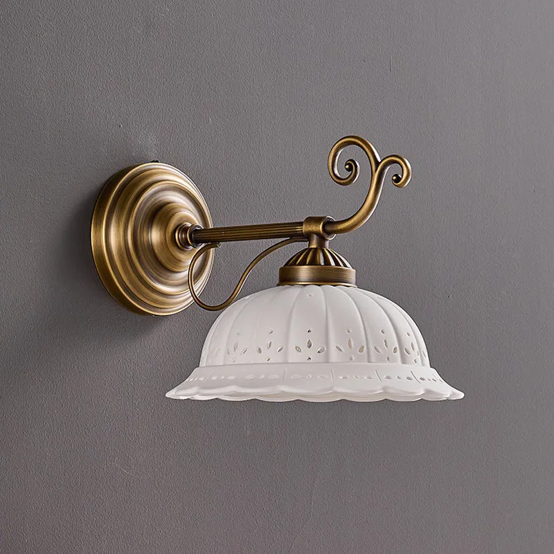 Keramische Wandlamp met Messing Armature | Vintage Victorian Stijl | Antique Brass Finish & Opengewerkte Kap | Sansoti