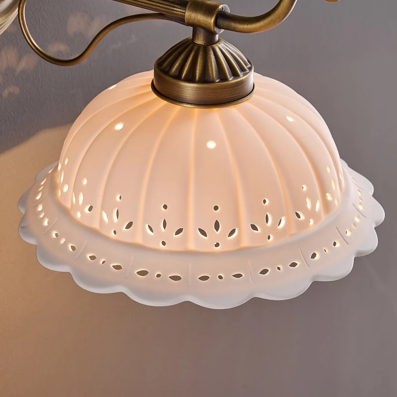 Keramische Wandlamp met Messing Armature | Vintage Victorian Stijl | Antique Brass Finish & Opengewerkte Kap | Sansoti