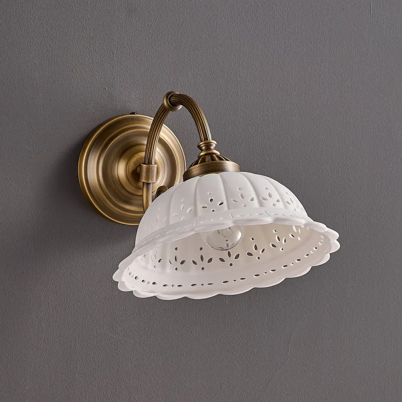 Keramische Wandlamp met Messing Armature | Vintage Victorian Stijl | Antique Brass Finish & Opengewerkte Kap | Sansoti