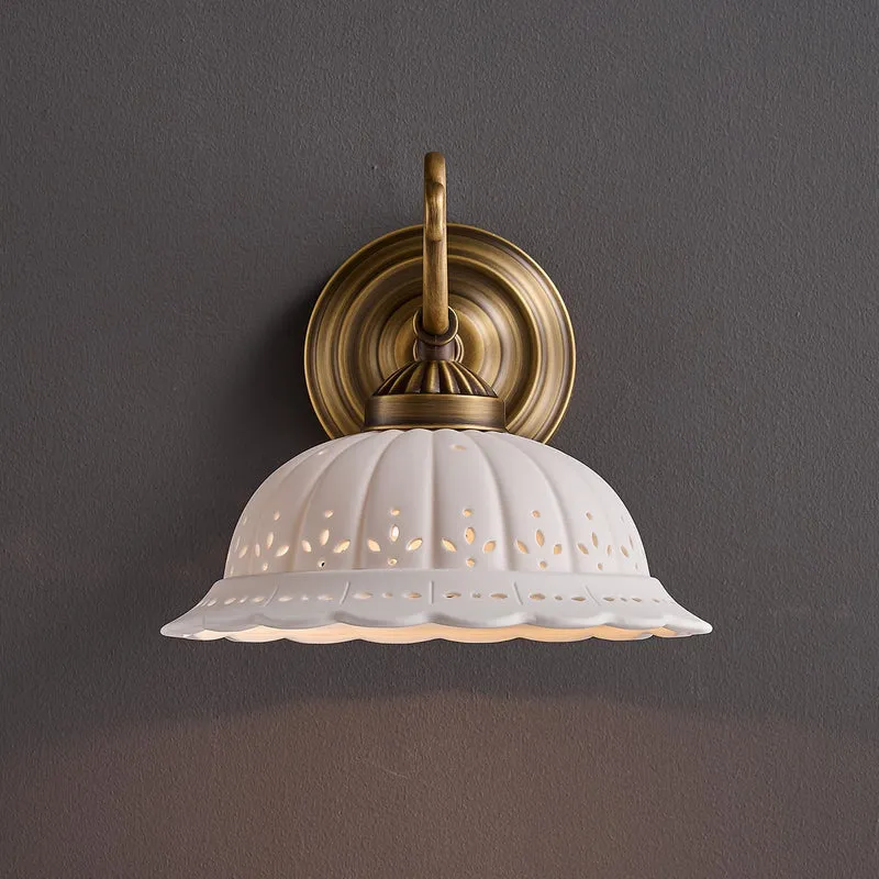 Keramische Wandlamp met Messing Armature | Vintage Victorian Stijl | Antique Brass Finish & Opengewerkte Kap | Sansoti