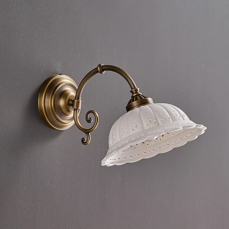 Keramische Wandlamp met Messing Armature | Vintage Victorian Stijl | Antique Brass Finish & Opengewerkte Kap | Sansoti