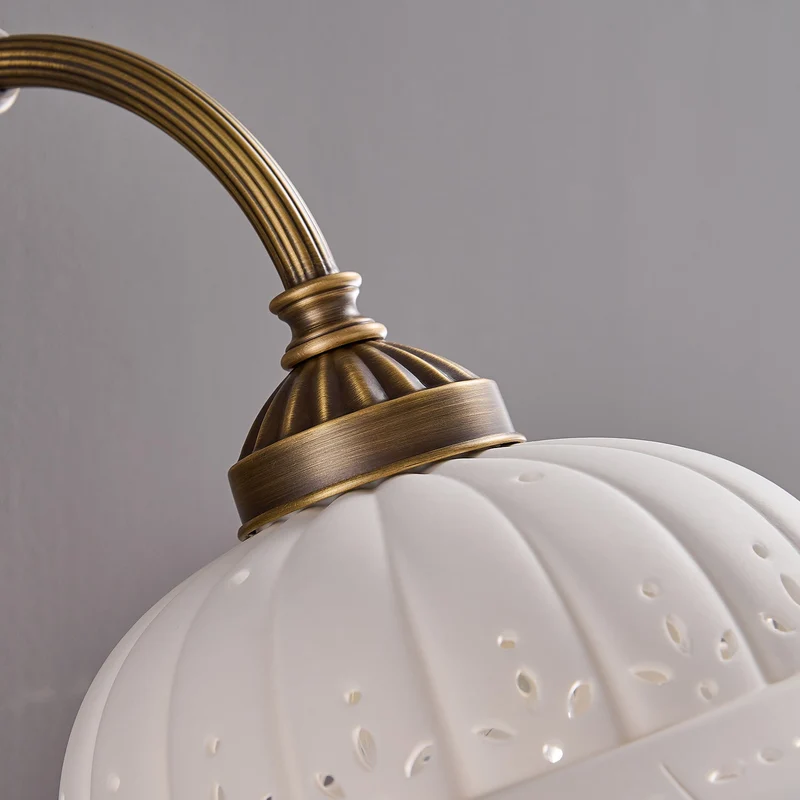 Keramische Wandlamp met Messing Armature | Vintage Victorian Stijl | Antique Brass Finish & Opengewerkte Kap | Sansoti