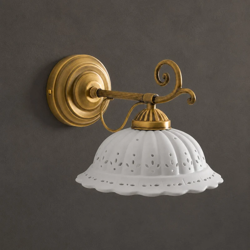 Keramische Wandlamp met Messing Armature | Vintage Victorian Stijl | Antique Brass Finish & Opengewerkte Kap | Sansoti