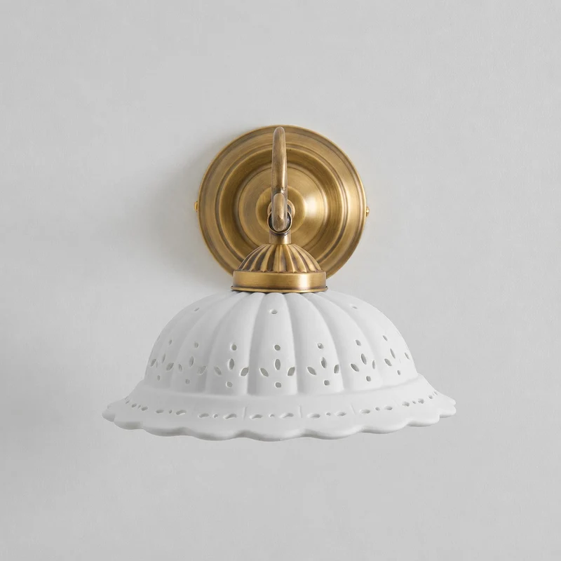 Keramische Wandlamp met Messing Armature | Vintage Victorian Stijl | Antique Brass Finish & Opengewerkte Kap | Sansoti