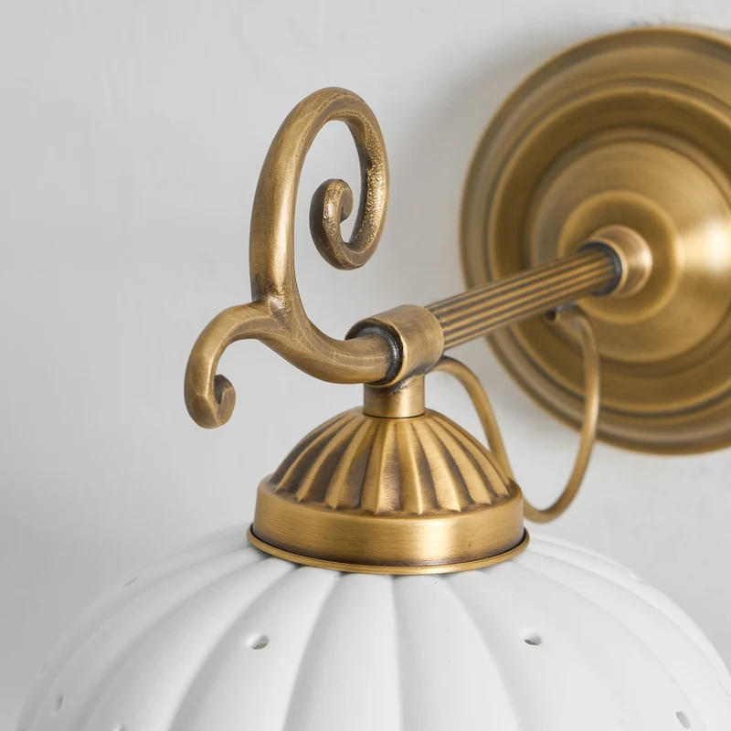 Keramische Wandlamp met Messing Armature | Vintage Victorian Stijl | Antique Brass Finish & Opengewerkte Kap | Sansoti