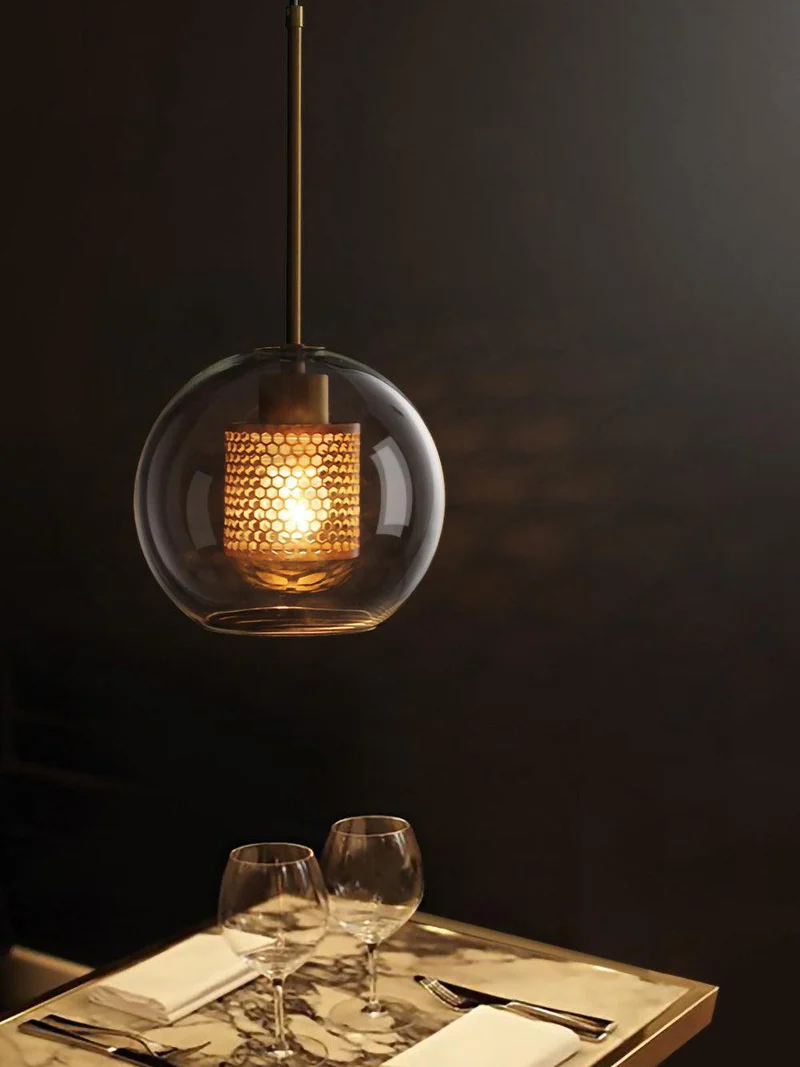Glazen Hanglamp met Metalen Gaaskap Transparant Amber Zwart Goud 20-30cm Scandinavisch Design Eetkamer Keuken | Sansoti