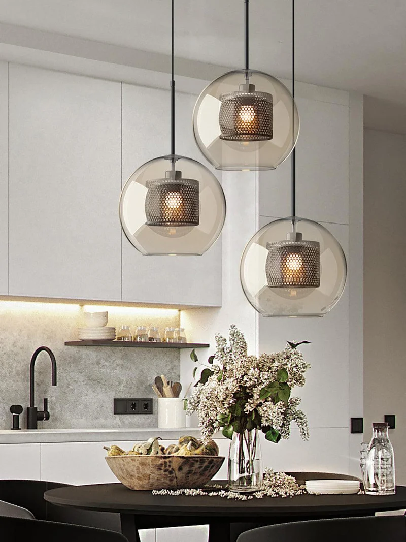 Glazen Hanglamp met Metalen Gaaskap Transparant Amber Zwart Goud 20-30cm Scandinavisch Design Eetkamer Keuken | Sansoti