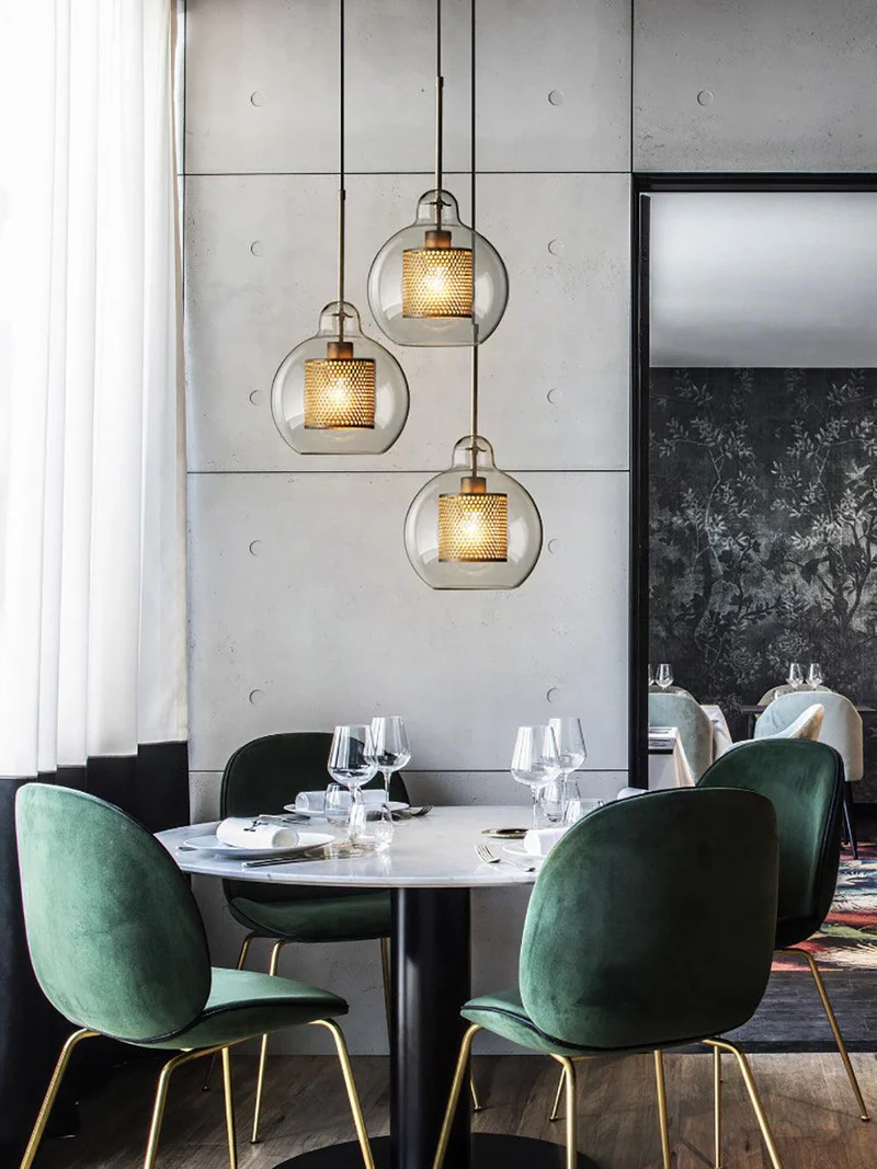 Glazen Hanglamp met Metalen Gaaskap Transparant Amber Zwart Goud 20-30cm Scandinavisch Design Eetkamer Keuken | Sansoti