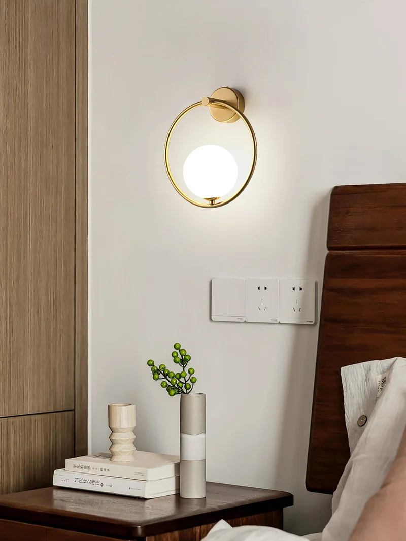 Design Wandlamp Goud Wit Glas Sfeerlicht Modern Interieur Woonaccessoires Stijlvolle Verlichting | Sansoti