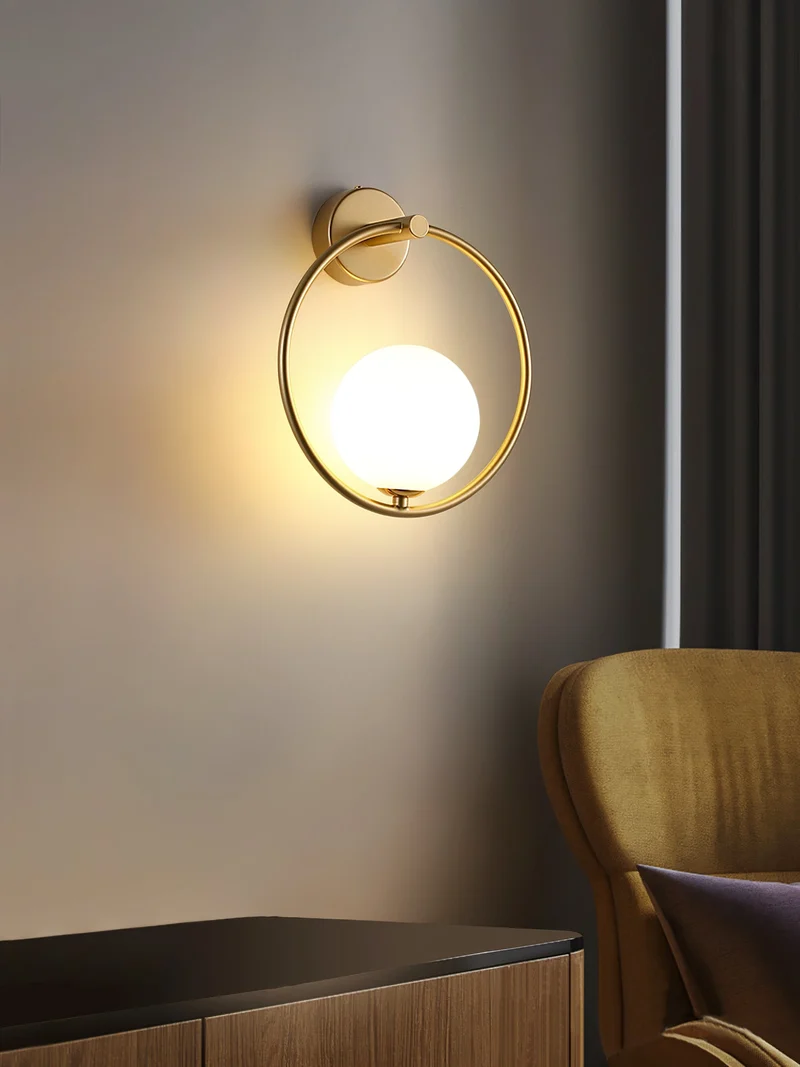 Design Wandlamp Goud Wit Glas Sfeerlicht Modern Interieur Woonaccessoires Stijlvolle Verlichting | Sansoti