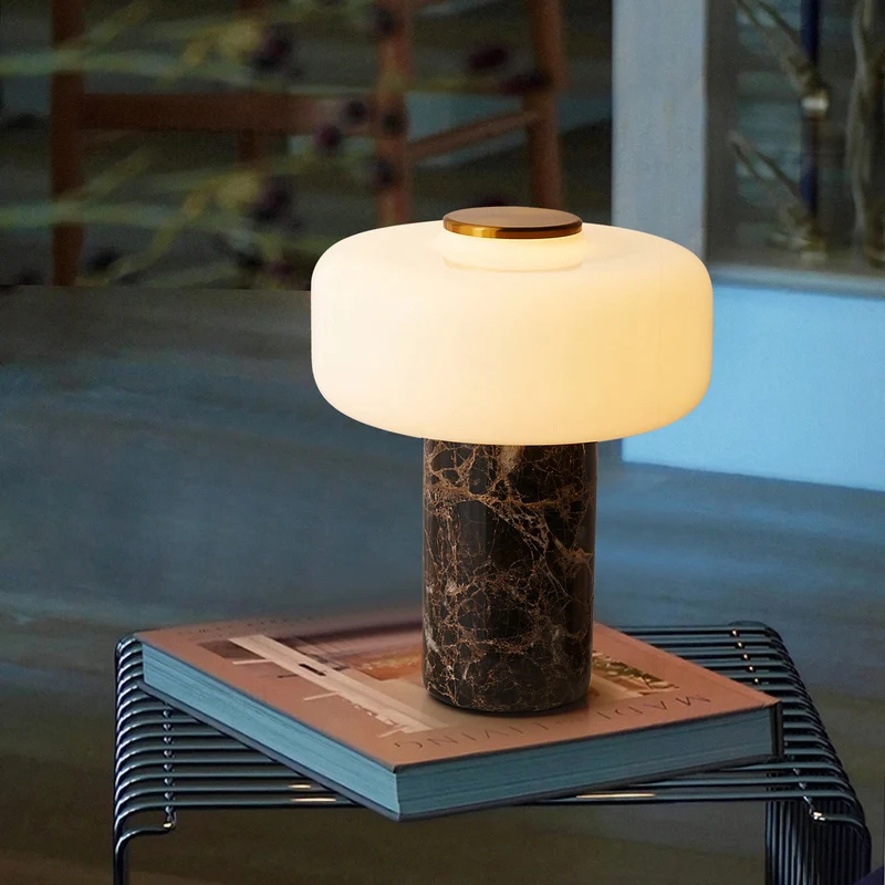 Oplaadbare Marmeren Tafellamp met Opaalglaskapje – Dimbaar Draadloos Sfeerlicht met Natuursteen Basis voor Woonkamer Slaapkamer Luxe Interieur | Sansoti
