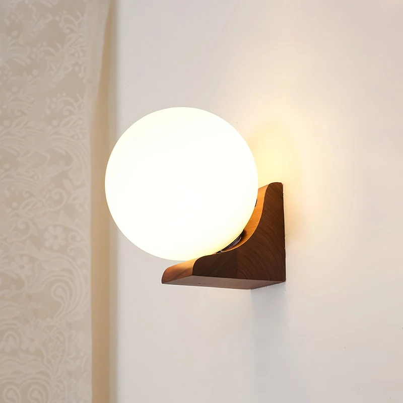 Wandlamp met Glazen Bol en Houten Beugel – Walnoot of Essenhout – Modern Landelijke Stijl | Sansoti