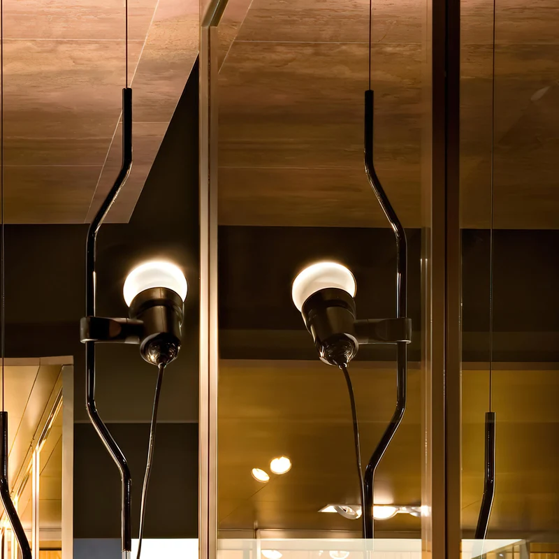 In Hoogte Verstelbare Hanglamp met Metalen Buiskap – Zwart/Wit/Rood | Sansoti