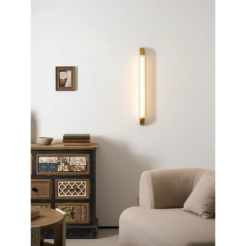 Wandlamp met Geribbelde Glazen Buis en Gebogen Roestvrijstalen Accenten | Moderne Verlichting met Geïntegreerde LED | Sansoti