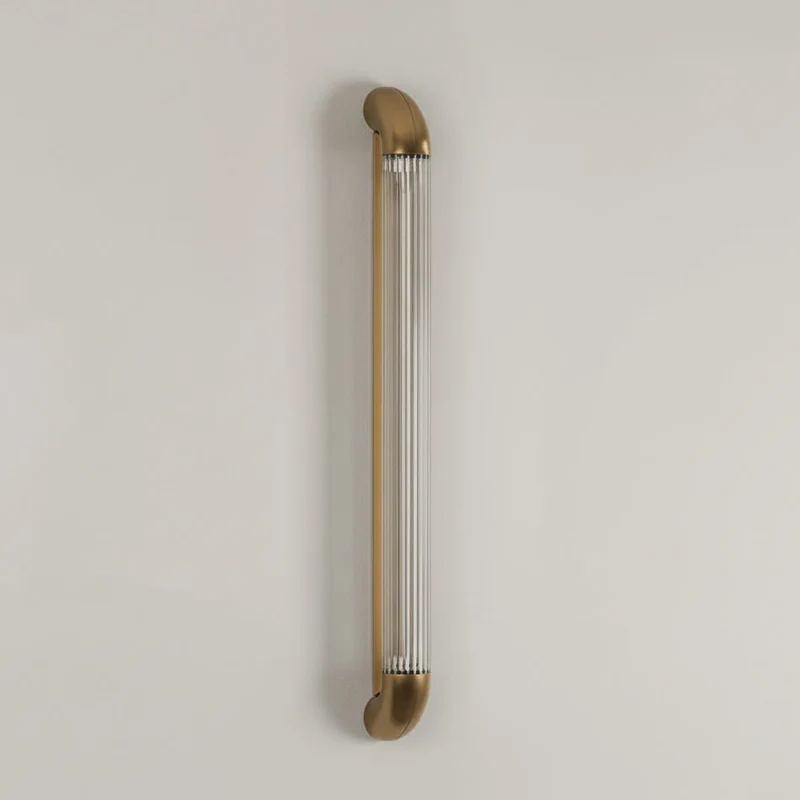 Wandlamp met Geribbelde Glazen Buis en Gebogen Roestvrijstalen Accenten | Moderne Verlichting met Geïntegreerde LED | Sansoti