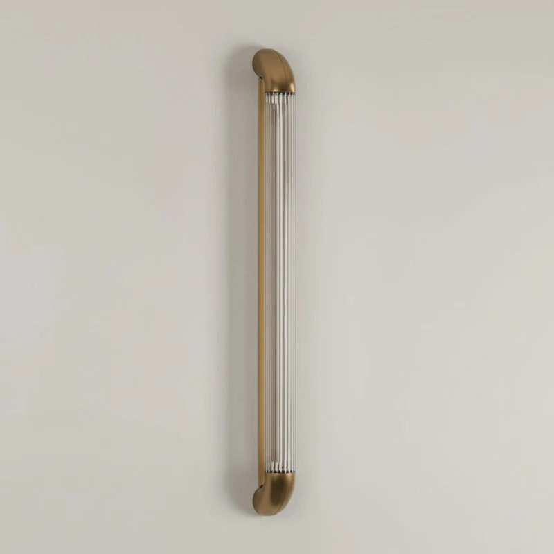 Wandlamp met Geribbelde Glazen Buis en Gebogen Roestvrijstalen Accenten | Moderne Verlichting met Geïntegreerde LED | Sansoti