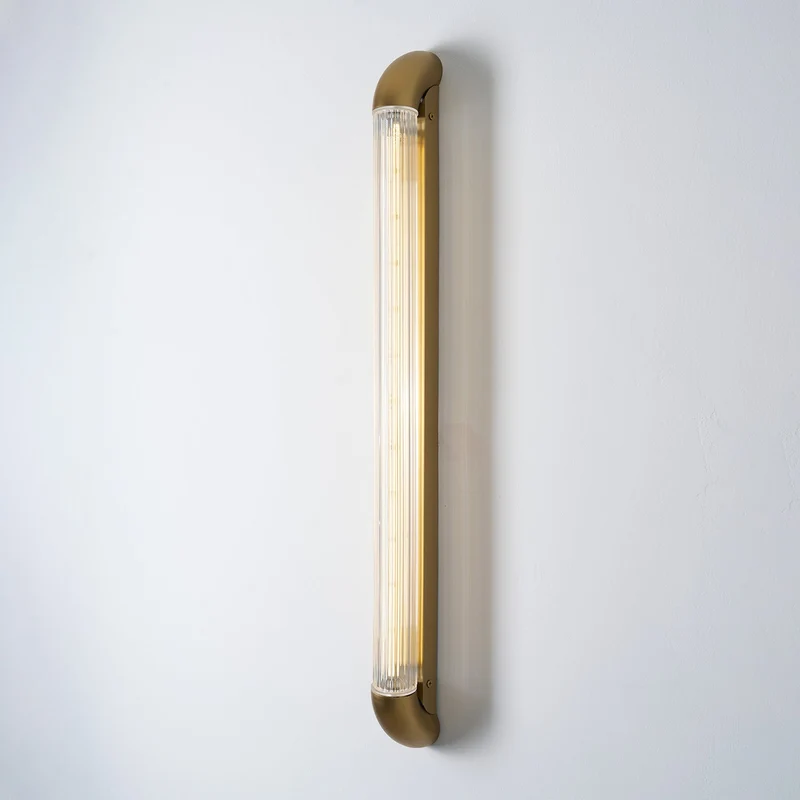 Wandlamp met Geribbelde Glazen Buis en Gebogen Roestvrijstalen Accenten | Moderne Verlichting met Geïntegreerde LED | Sansoti