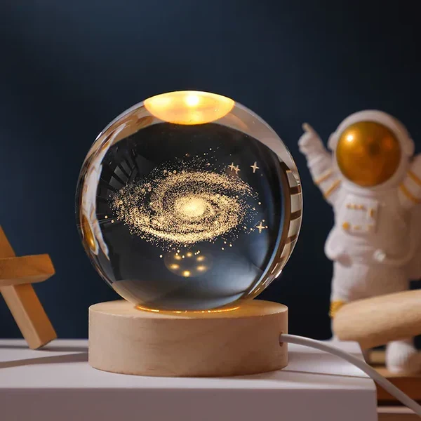 3D Verlichte Glazen Bol met Ruimtemotieven – Decoratieve Sfeerverlichting met LED | Sansoti