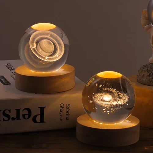 3D Verlichte Glazen Bol met Ruimtemotieven – Decoratieve Sfeerverlichting met LED | Sansoti