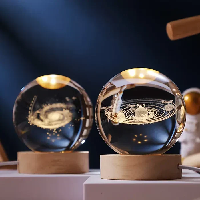 3D Verlichte Glazen Bol met Ruimtemotieven – Decoratieve Sfeerverlichting met LED | Sansoti