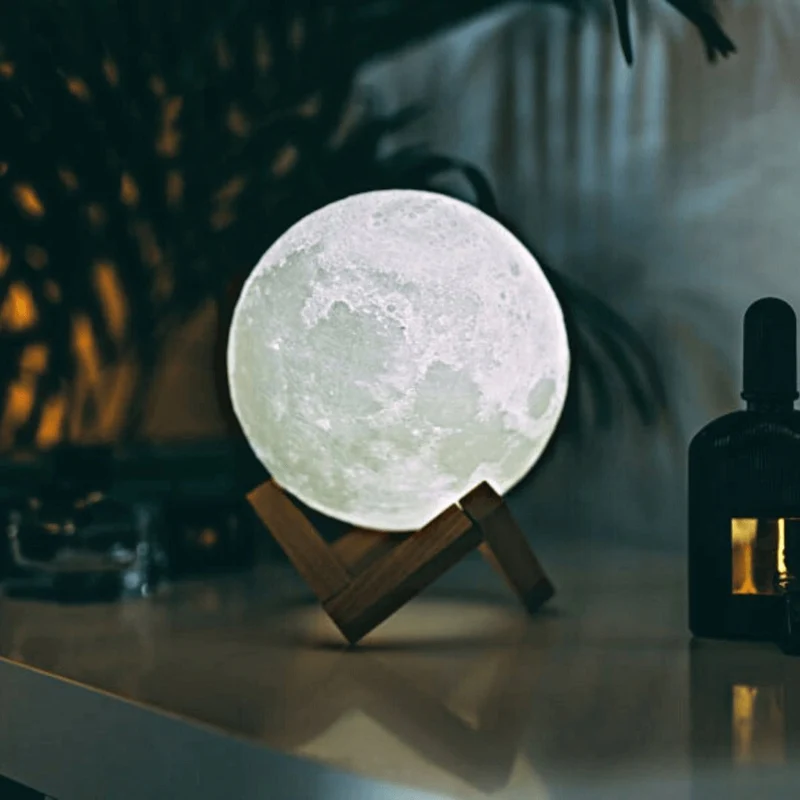 Maanlamp met 3D-Oppervlak en Touchbediening – Draadloze LED Sfeerverlichting op Houten Standaard in 4 Maten | Sansoti