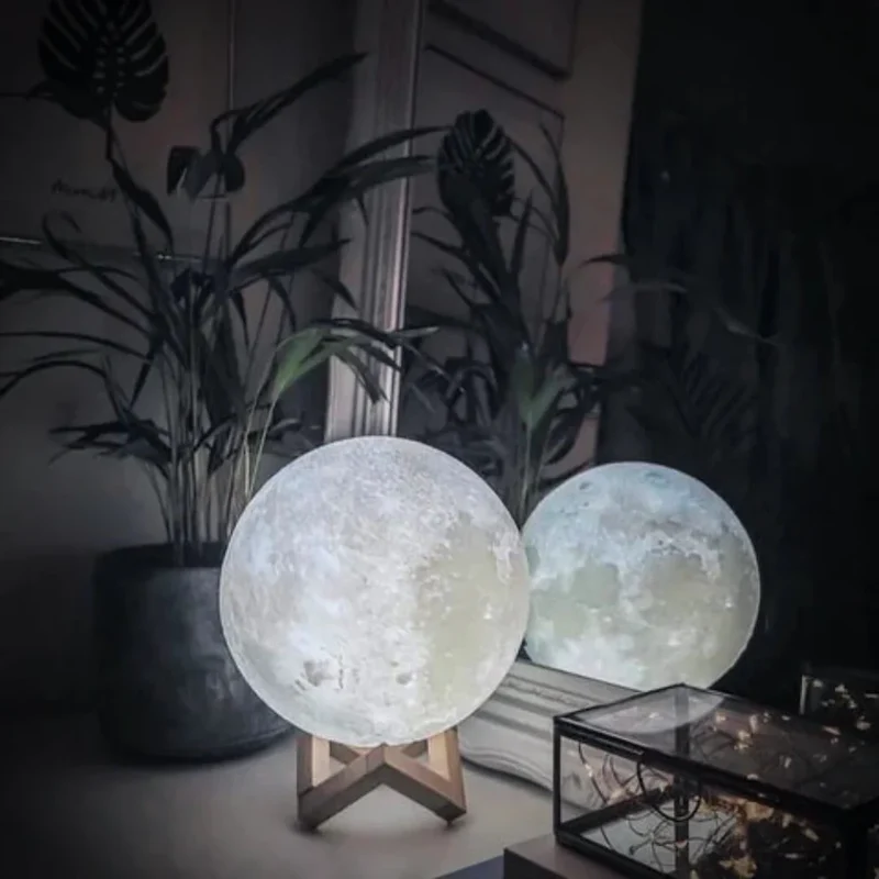 Maanlamp met 3D-Oppervlak en Touchbediening – Draadloze LED Sfeerverlichting op Houten Standaard in 4 Maten | Sansoti