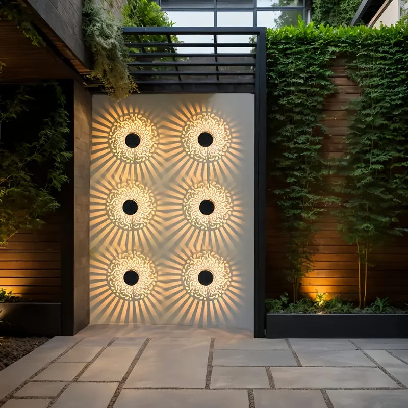 Sfeerlantaarn op Zonne-energie met Schaduwprojectie - IJzeren Tuinlamp IP65 - Warm Wit Licht voor Buiten - Automatische Schemersensor - Wandmontage of Vrijstaand | Sansoti