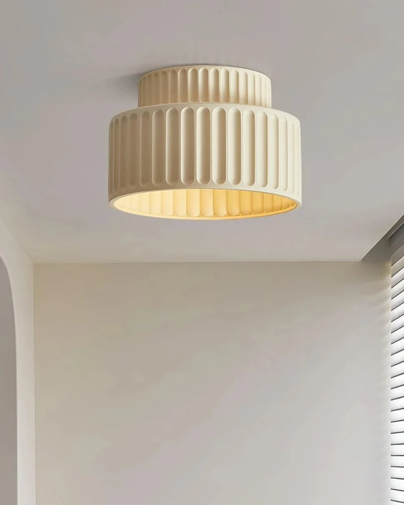 Geribde plafondlamp van hars met zachte sfeerverlichting | Sansoti