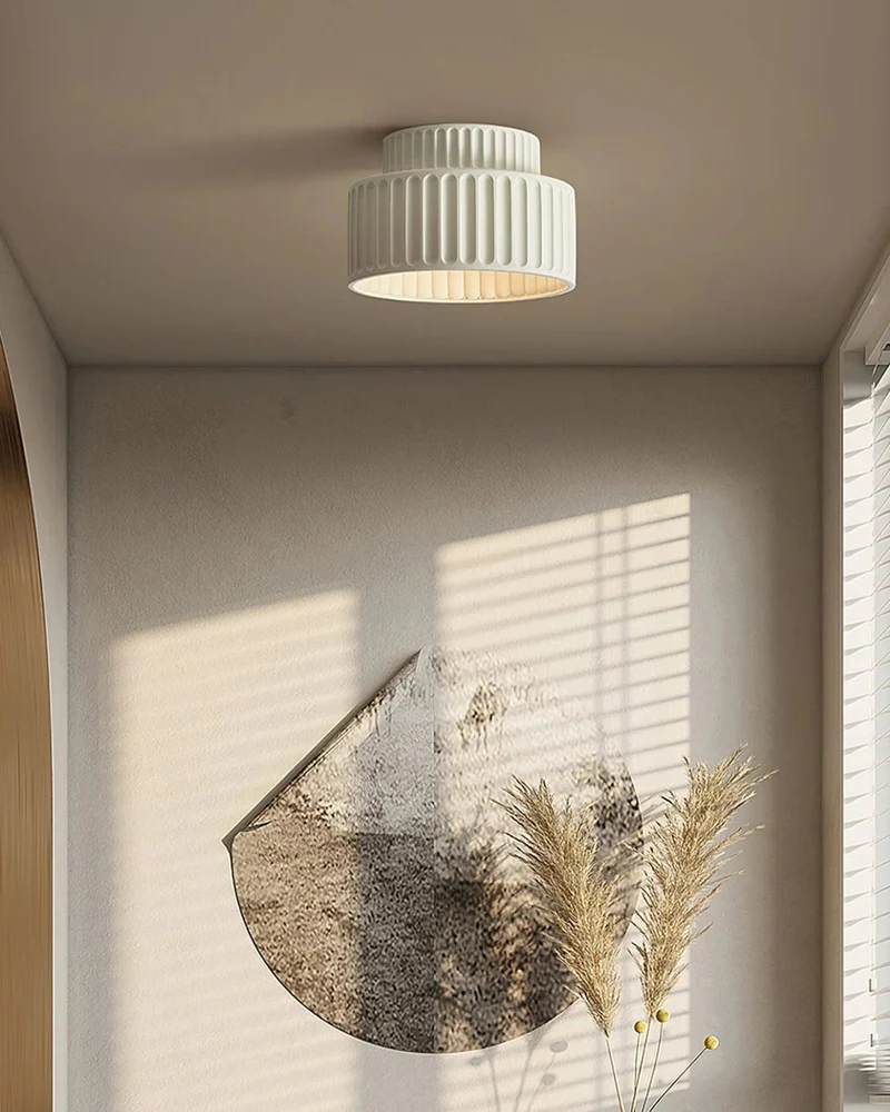 Geribde plafondlamp van hars met zachte sfeerverlichting | Sansoti
