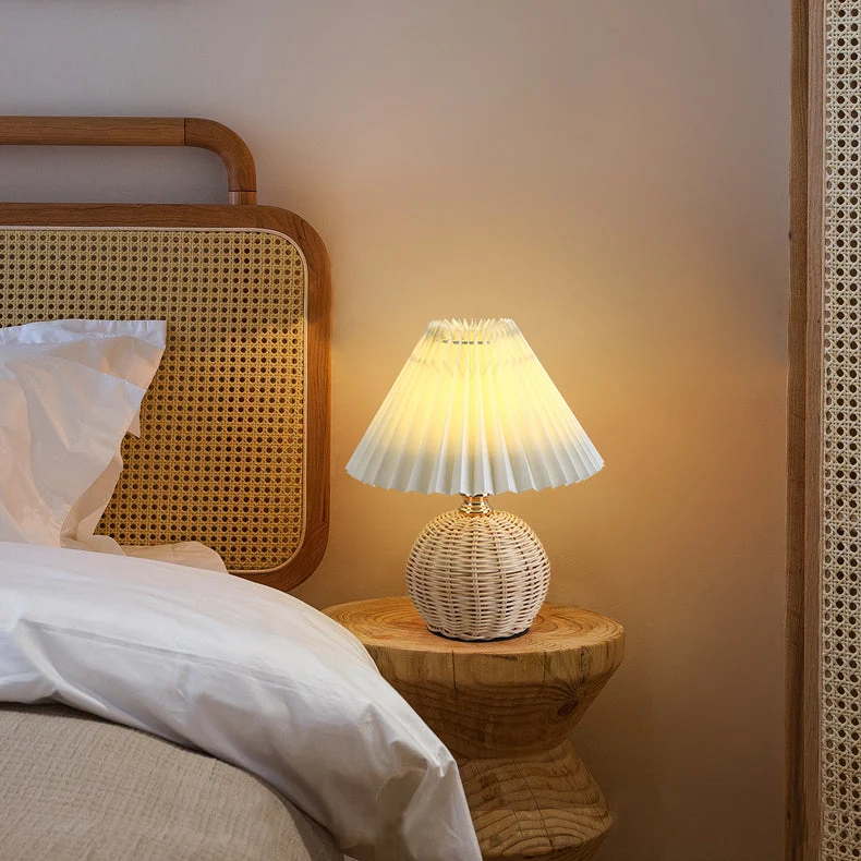 Rotan Tafellamp Geplooide Kap USB 5W Slaapkamer Nachtkastje Scandinavisch Boho Sfeerverlichting Riet Bureau Leeslamp | Sansoti