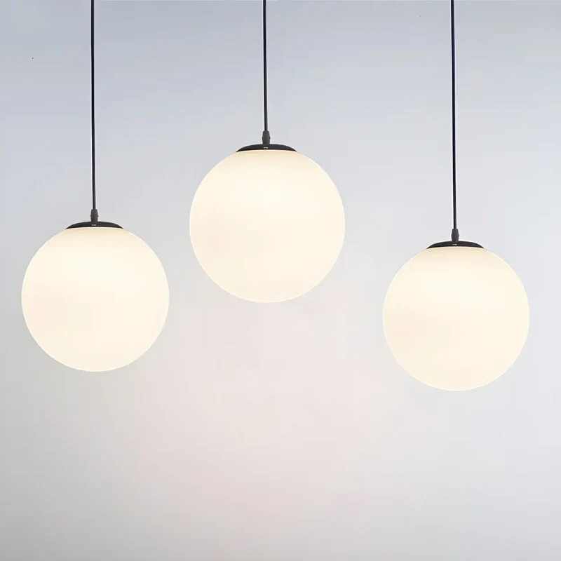 Moderne Witte Globe Hanglamp van Glas met Ronde Bolvorm in Diverse Maten voor Eetkamer en Woonkamer | Sansoti