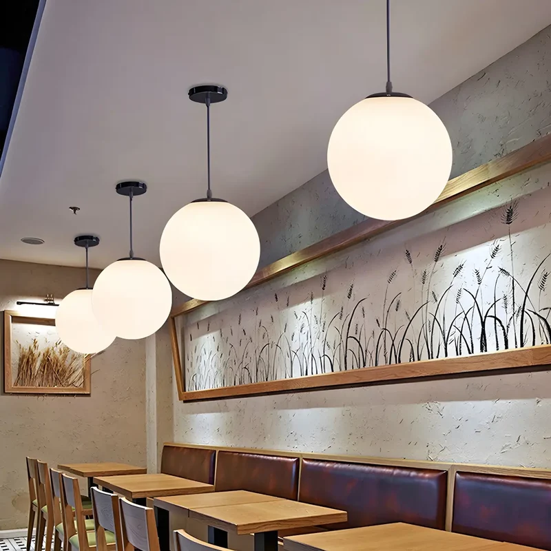 Moderne Witte Globe Hanglamp van Glas met Ronde Bolvorm in Diverse Maten voor Eetkamer en Woonkamer | Sansoti