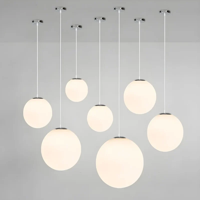 Moderne Witte Globe Hanglamp van Glas met Ronde Bolvorm in Diverse Maten voor Eetkamer en Woonkamer | Sansoti