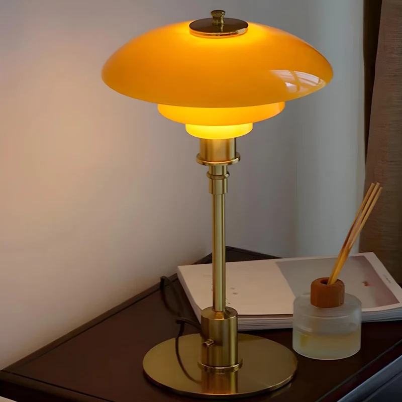Vintage Tafellamp met Meerlagige Glazen Kap in Amber en Gouden Voet – Moderne Design Bedlamp | Sansoti
