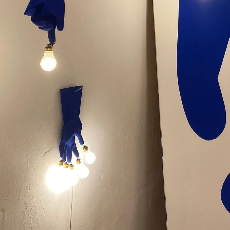 Ingo Maurer LED Wandlampe Luzy On The Wall Gummihandschuh blau