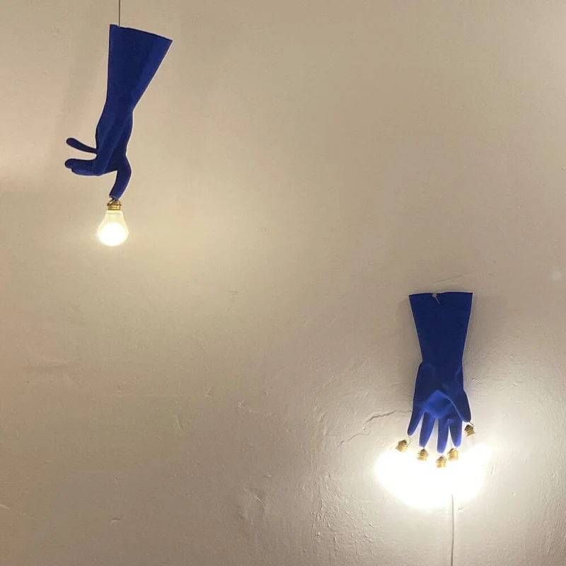 Ingo Maurer LED Wandlampe Luzy On The Wall Gummihandschuh blau