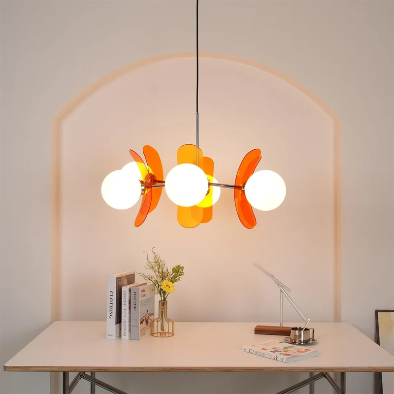 Moderne Sputnik Kroonluchter met Gekleurde Acryl Elementen en Witte Glazen Bollen – Design Hanglamp Meerdere Lichtpunten | Sansoti