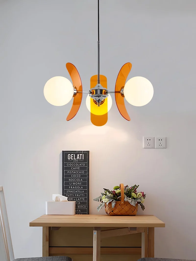 Moderne Sputnik Kroonluchter met Gekleurde Acryl Elementen en Witte Glazen Bollen – Design Hanglamp Meerdere Lichtpunten | Sansoti