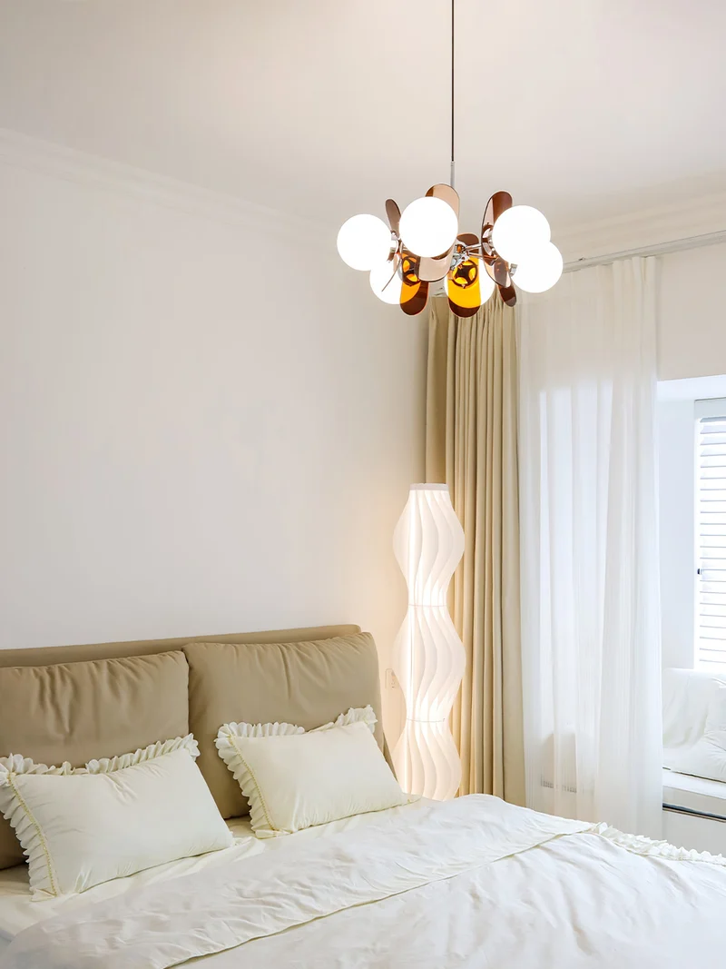 Moderne Sputnik Kroonluchter met Gekleurde Acryl Elementen en Witte Glazen Bollen – Design Hanglamp Meerdere Lichtpunten | Sansoti