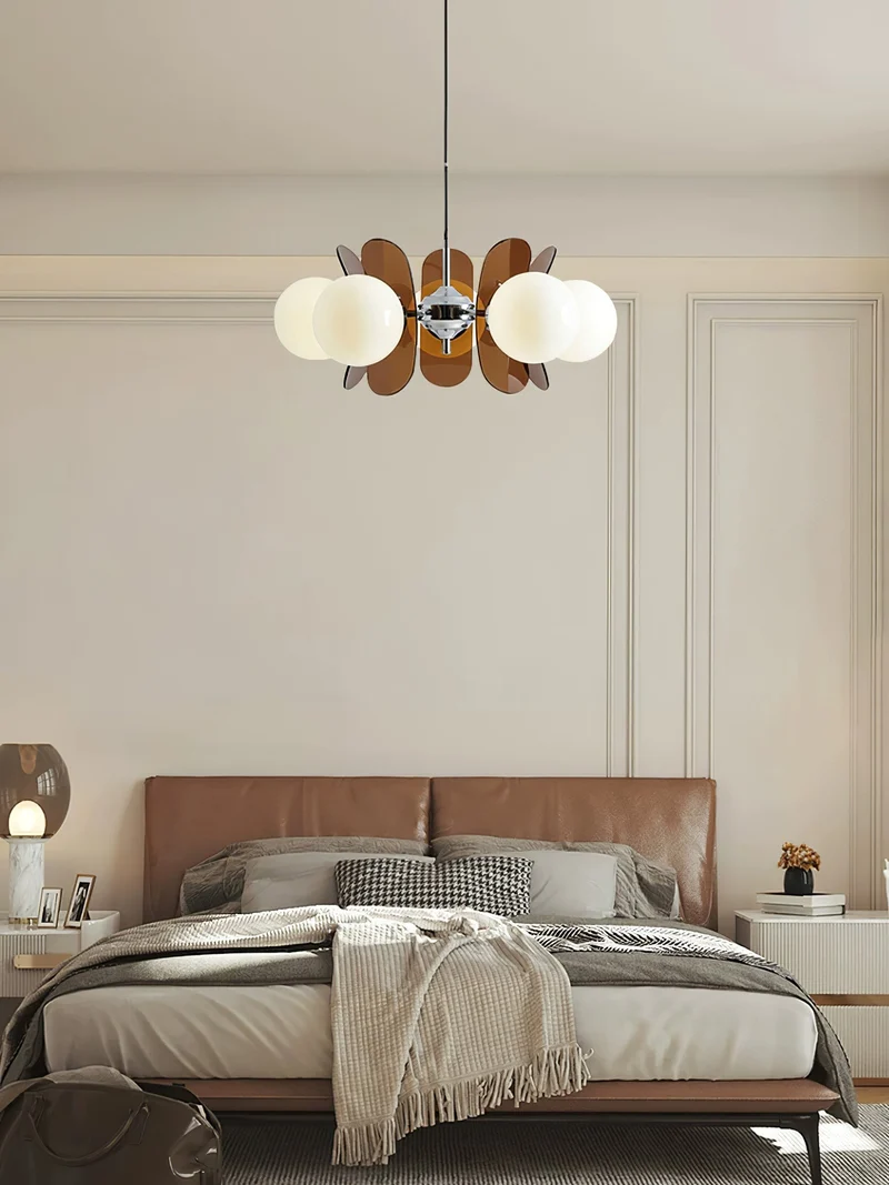 Moderne Sputnik Kroonluchter met Gekleurde Acryl Elementen en Witte Glazen Bollen – Design Hanglamp Meerdere Lichtpunten | Sansoti