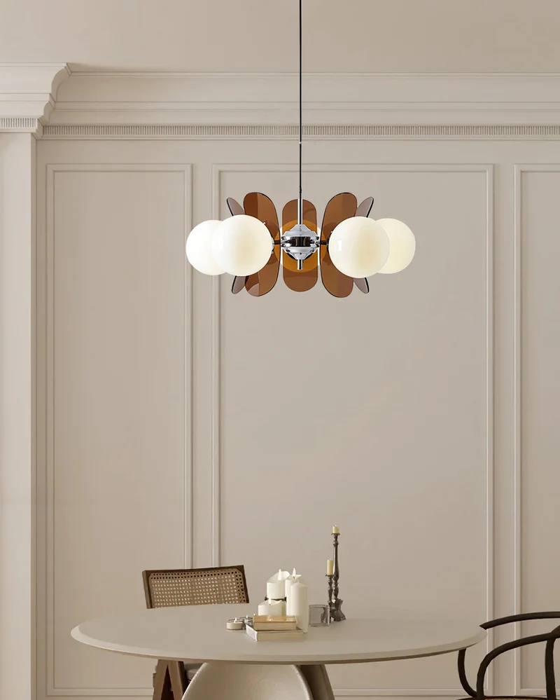 Moderne Sputnik Kroonluchter met Gekleurde Acryl Elementen en Witte Glazen Bollen – Design Hanglamp Meerdere Lichtpunten | Sansoti