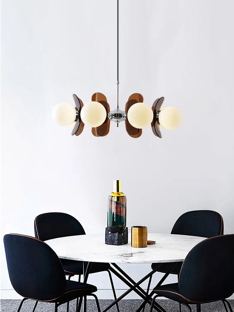 Moderne Sputnik Kroonluchter met Gekleurde Acryl Elementen en Witte Glazen Bollen – Design Hanglamp Meerdere Lichtpunten | Sansoti