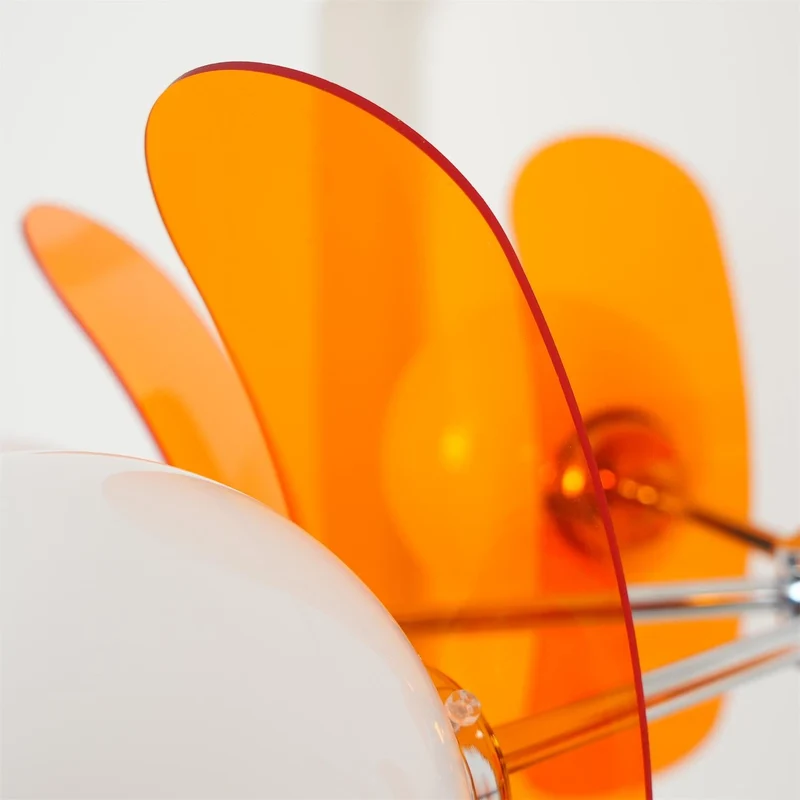 Moderne Sputnik Kroonluchter met Gekleurde Acryl Elementen en Witte Glazen Bollen – Design Hanglamp Meerdere Lichtpunten | Sansoti