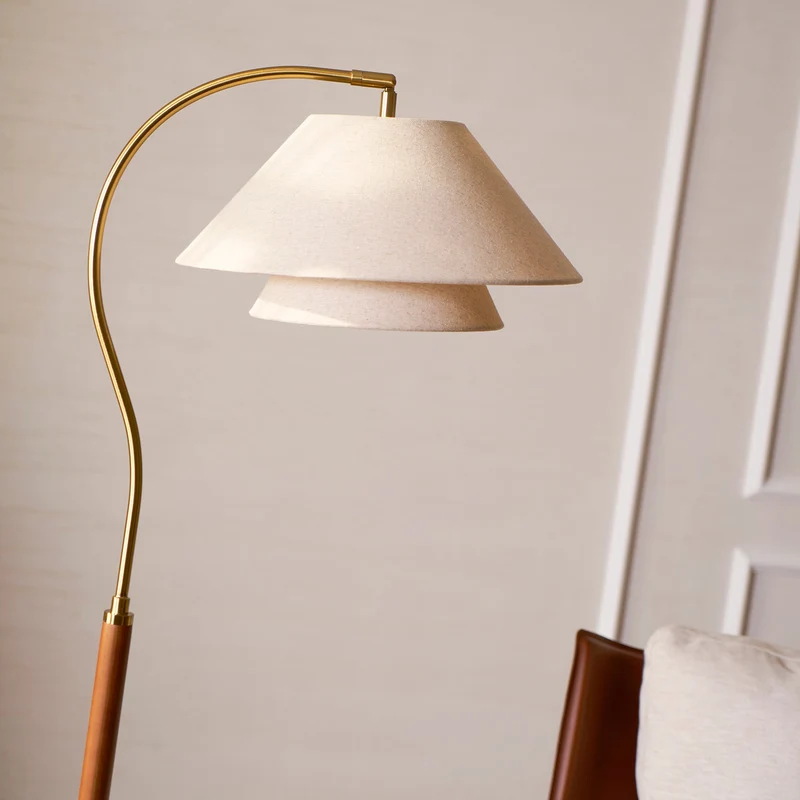 Luxe Vloerlamp met Dubbele Stoffen Kap en Houten Details – 155 cm Hoog Design Statement | Sansoti
