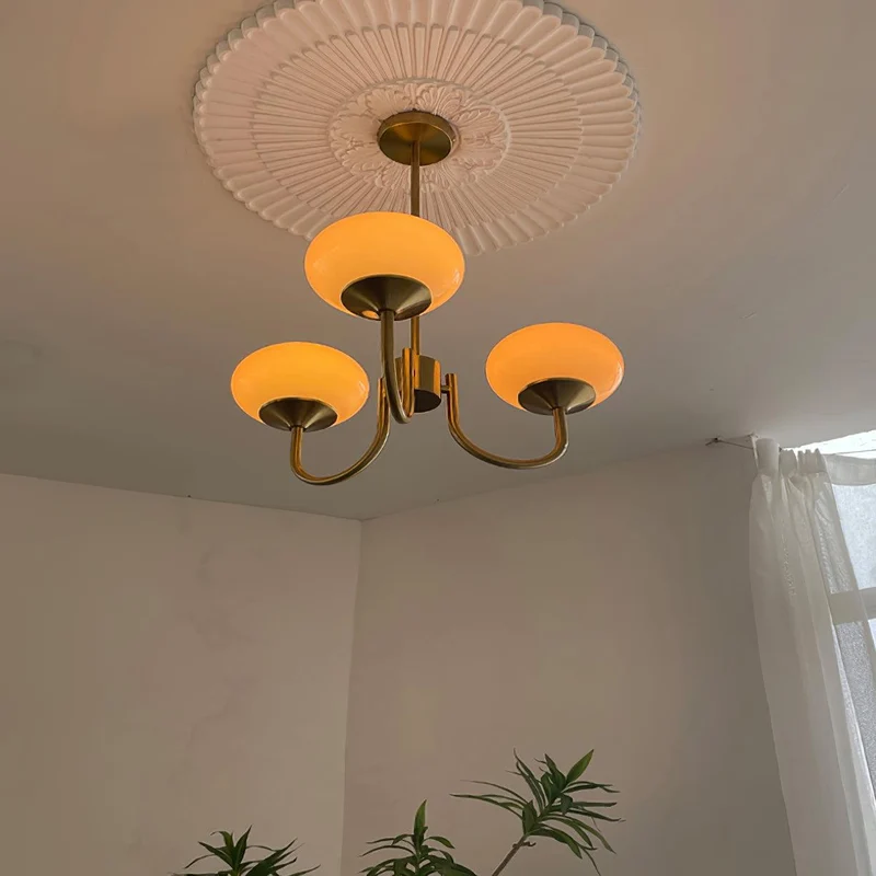 Glazen Kroonluchter Met Roze Witte Of Creme Bollen En Gouden Of Chromen Frame Moderne Design Kroonluchter Met 3 Of 5 Lichtpunten Voor Woonkamer En Eetkamer | Sansoti