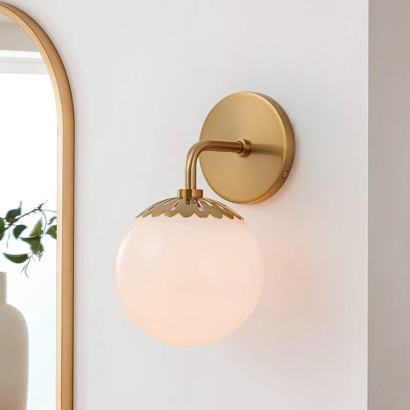 Art Deco Wandlamp met Bloemkap en Glazen Bol – Design Wandverlichting in Messing, Zwart of Nikkel voor Woonkamer en Badkamer | Sansoti