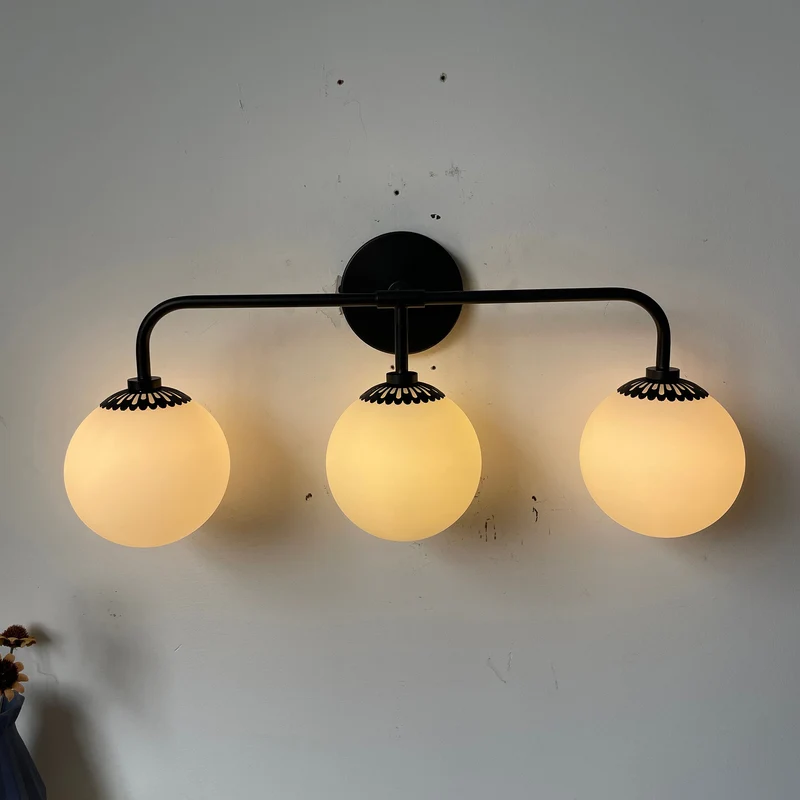 Art Deco Wandlamp met Bloemkap en Glazen Bol – Design Wandverlichting in Messing, Zwart of Nikkel voor Woonkamer en Badkamer | Sansoti