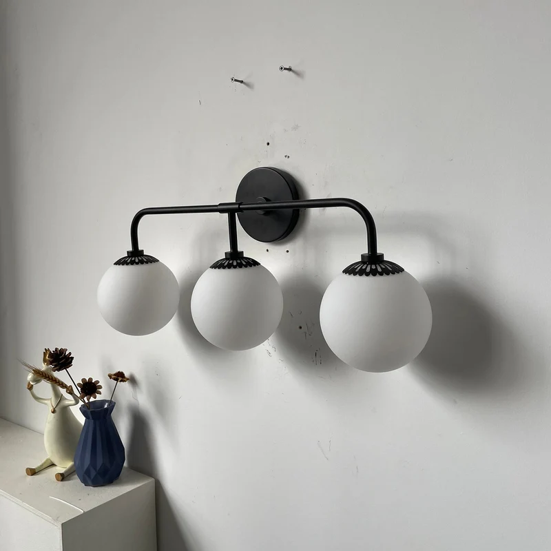 Art Deco Wandlamp met Bloemkap en Glazen Bol – Design Wandverlichting in Messing, Zwart of Nikkel voor Woonkamer en Badkamer | Sansoti