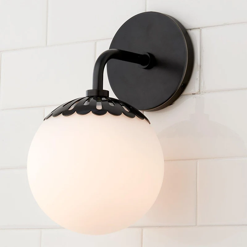 Art Deco Wandlamp met Bloemkap en Glazen Bol – Design Wandverlichting in Messing, Zwart of Nikkel voor Woonkamer en Badkamer | Sansoti